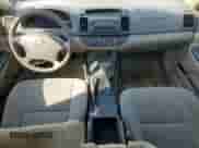 2006 Toyota Camry STD z VIN 4T1BE32K66U701715, wystawiony jako Copart lot #80918035 z przebiegiem 273 660 mil mil oraz Czysty tytuł • Clean title. Historia ofert i sprzedaży dostępna na DreamBid. Obrazek 8.