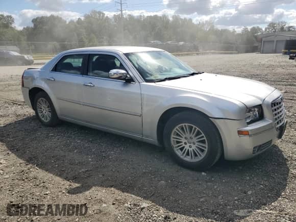 2010 Chrysler 300 Touring z VIN 2C3CA5CV0AH152067, wystawiony jako Copart lot #84941475 z przebiegiem 121 634 mil mil oraz Szkoda całkowita • Salvage title. Historia ofert i sprzedaży dostępna na DreamBid. Obrazek 4.