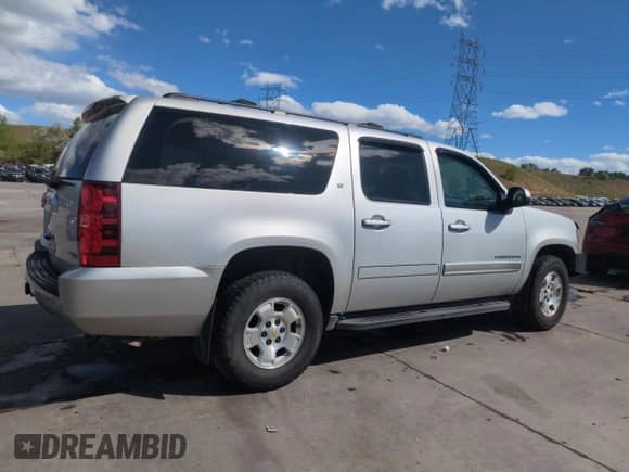 2011 Chevrolet Suburban LT z VIN 1GNSKJE32BR306182, wystawiony jako Copart lot #57253975 z przebiegiem 126 490 mil mil oraz Szkoda całkowita • Salvage title. Historia ofert i sprzedaży dostępna na DreamBid. Obrazek 3.