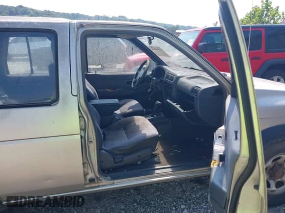 1995 Nissan Pathfinder LE z VIN JN8HD17S4SW062977, wystawiony jako IAAI lot #43200960 z przebiegiem 263 555 mil mil oraz . Historia ofert i sprzedaży dostępna na DreamBid. Obrazek 5.