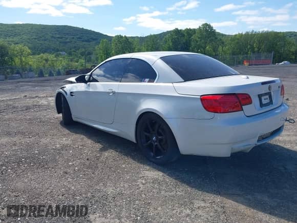 2011 BMW M3 z VIN WBSDX9C53BE783824, wystawiony jako IAAI lot #42284726 z przebiegiem 2 mil mil oraz . Historia ofert i sprzedaży dostępna na DreamBid. Obrazek 3.