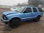 1996 Chevrolet Blazer z VIN 1GNDT13WXT2141284, wystawiony jako Copart lot #73457194 z przebiegiem 207 648 mil mil oraz Szkoda całkowita • Salvage title. Historia ofert i sprzedaży dostępna na DreamBid. Obrazek 1.