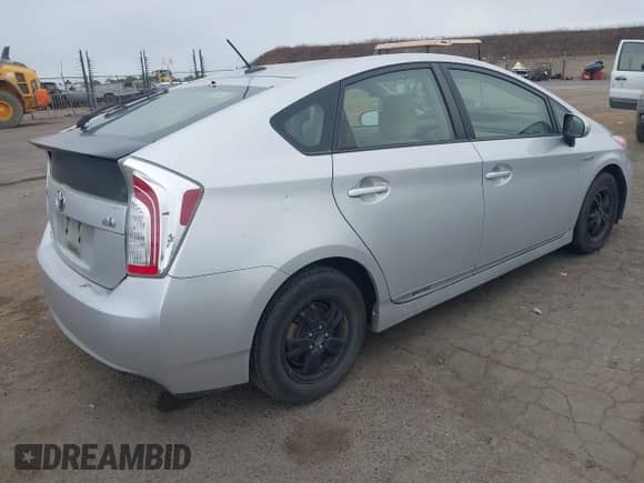 2015 Toyota Prius Four z VIN JTDKN3DU4F1913162, wystawiony jako IAAI lot #43353970 z przebiegiem 269 891 mil mil oraz . Historia ofert i sprzedaży dostępna na DreamBid. Obrazek 4.