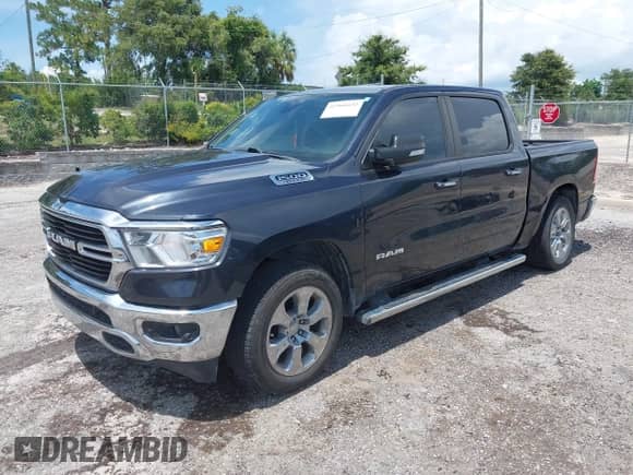 2020 Ram 1500 Big Horn z VIN 1C6RREFT7LN158197, wystawiony jako IAAI lot #42560432 z przebiegiem 101 065 mil mil oraz . Historia ofert i sprzedaży dostępna na DreamBid. Obrazek 17.