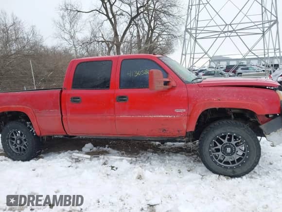 2003 Chevrolet Silverado 2500HD LS с VIN 1GCHK23153F209801, выставлен на аукционе IAAI как лот 41305865 с пробегом 208 649 миль миль и . История ставок и продаж доступна на DreamBid. Изображение 13.