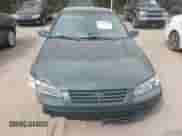 1999 Toyota Camry LE z VIN 4T1BF28K0XU081170, wystawiony jako IAAI lot #43386469 z przebiegiem 126 008 mil mil oraz . Historia ofert i sprzedaży dostępna na DreamBid. Obrazek 6.