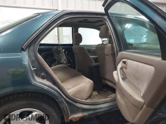 1997 Toyota Camry LE z VIN 4T1BF22K1VU022702, wystawiony jako IAAI lot #43368654 z przebiegiem 300 633 mil mil oraz . Historia ofert i sprzedaży dostępna na DreamBid. Obrazek 8.