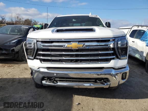 2025 Chevrolet Silverado 2500HD z VIN 1GC4KPE71SF109979, wystawiony jako Copart lot #83874004 z przebiegiem 4 571 mil mil oraz Szkoda całkowita • Salvage title. Historia ofert i sprzedaży dostępna na DreamBid. Obrazek 5.