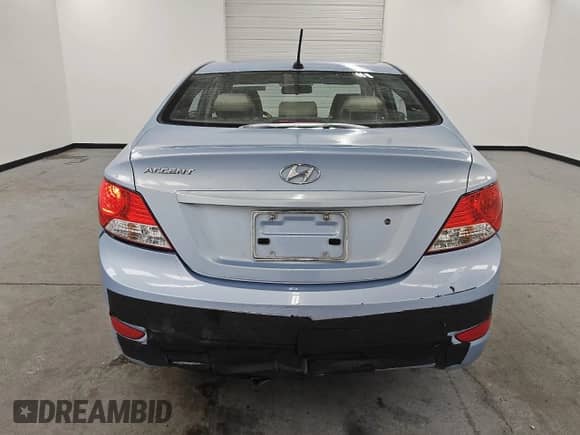 2014 Hyundai Accent GLS z VIN KMHCT4AEXEU659429, wystawiony jako Copart lot #84882725 z przebiegiem 153 222 mil mil oraz Czysty tytuł • Clean title. Historia ofert i sprzedaży dostępna na DreamBid. Obrazek 6.