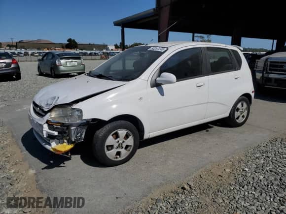 2006 Chevrolet Aveo LS z VIN KL1TD66656B576879, wystawiony jako Copart lot #63257245 z przebiegiem 71 477 mil mil oraz Szkoda całkowita • Salvage title. Historia ofert i sprzedaży dostępna na DreamBid. Obrazek 1.