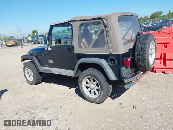 2000 Jeep Wrangler SE with VIN 1J4FA29P4YP773084, listed as a IAAI auction lot 43228933 with 114,188 mi miles and . Bid and sale history available at DreamBid. Image 3.