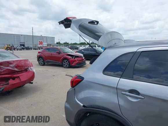 2023 Mitsubishi Outlander ES z VIN JA4ARUAU0PU016991, wystawiony jako IAAI lot #42406548 z przebiegiem 25 351 mil mil oraz . Historia ofert i sprzedaży dostępna na DreamBid. Obrazek 17.