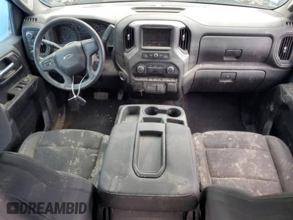 2022 Chevrolet Silverado 1500 Custom Trail Boss z VIN 3GCUDCET4NG579555, wystawiony jako Copart lot #51195454 z przebiegiem Nie podano mil oraz Szkoda całkowita • Salvage title. Historia ofert i sprzedaży dostępna na DreamBid. Obrazek 8.