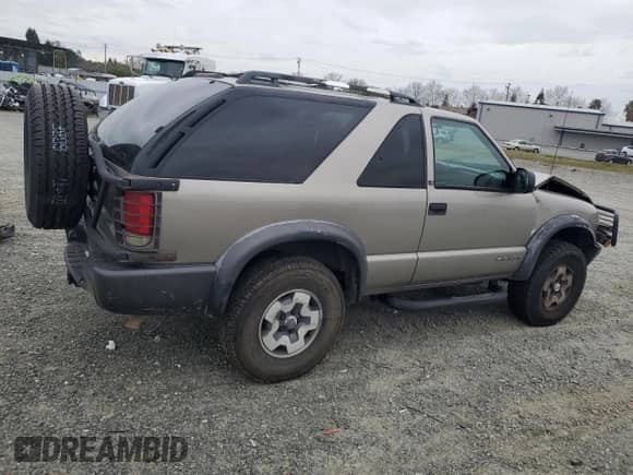 2001 Chevrolet Blazer LS z VIN 1GNCT18W91K167036, wystawiony jako Copart lot #47848415 z przebiegiem 145 278 mil mil oraz Szkoda całkowita • Salvage title. Historia ofert i sprzedaży dostępna na DreamBid. Obrazek 3.