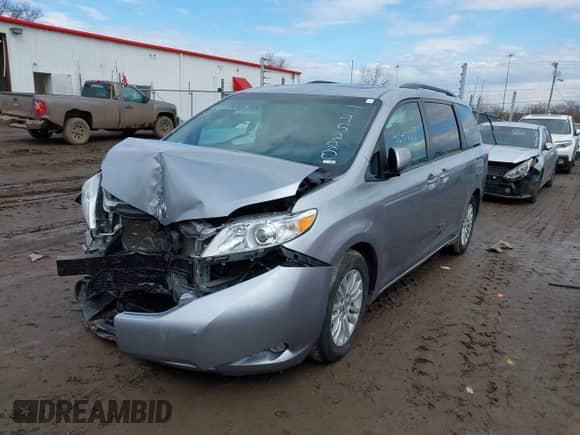 2017 Toyota Sienna XLE Auto Access Seat z VIN 5TDYZ3DC9HS795220, wystawiony jako IAAI lot #41641227 z przebiegiem 86 336 mil mil oraz . Historia ofert i sprzedaży dostępna na DreamBid. Obrazek 16.