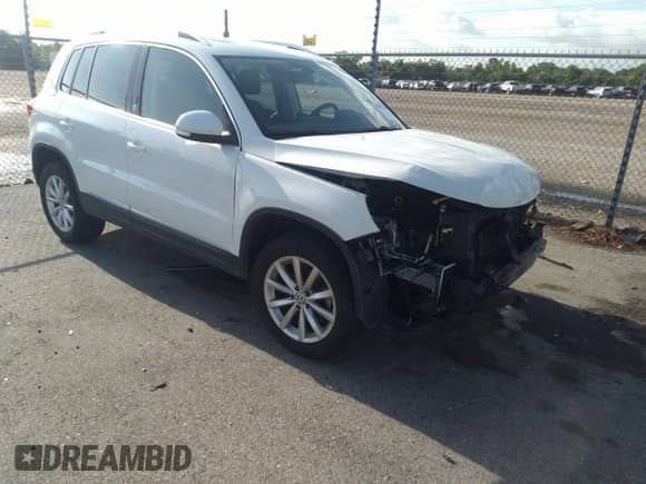 2017 Volkswagen Tiguan Wolfsburg Edition z VIN WVGRV7AXXHW509109, wystawiony jako IAAI lot #42477386 z przebiegiem 77 645 mil mil oraz . Historia ofert i sprzedaży dostępna na DreamBid. Obrazek 1.