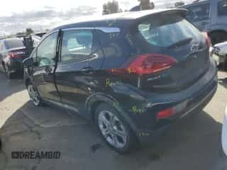 2017 Chevrolet Bolt EV LT z VIN 1G1FW6S04H4185580, wystawiony jako Copart lot #42351483 z przebiegiem 93 683 mil mil oraz . Historia ofert i sprzedaży dostępna na DreamBid. Obrazek 2.