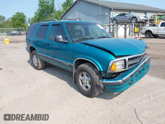 1996 Chevrolet Blazer z VIN 1GNDT13W6T2117371, wystawiony jako IAAI lot #42400587 z przebiegiem 123 603 mil mil oraz . Historia ofert i sprzedaży dostępna na DreamBid. Obrazek 1.