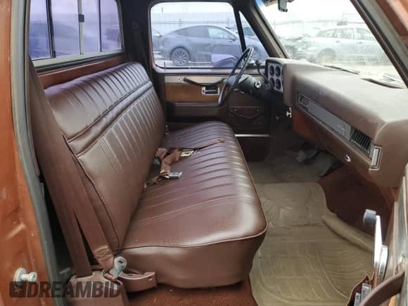 1983 Chevrolet Silverado 1500 z VIN 1GCDC14H0DF358975, wystawiony jako Copart lot #84255244 z przebiegiem 88 141 mil mil oraz Czysty tytuł • Clean title. Historia ofert i sprzedaży dostępna na DreamBid. Obrazek 10.