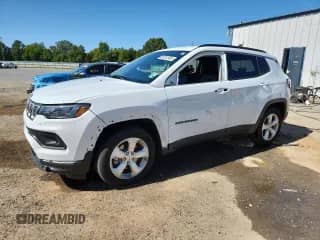 2022 Jeep Compass Latitude z VIN 3C4NJCBB9NT138276, wystawiony jako Copart lot #85752985 z przebiegiem 58 022 mil mil oraz Szkoda całkowita • Salvage title. Historia ofert i sprzedaży dostępna na DreamBid. Obrazek 1.