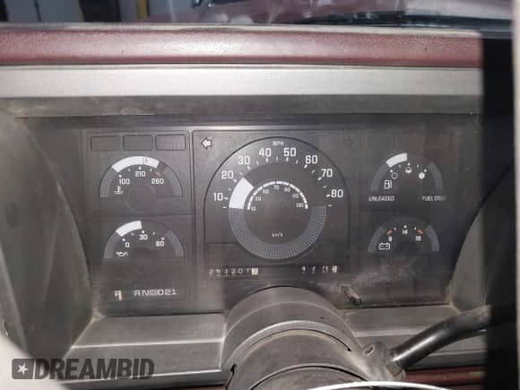 1990 GMC Sierra 1500 z VIN 1GTDK14K7LE522631, wystawiony jako IAAI lot #41424510 z przebiegiem 263 201 mil mil oraz . Historia ofert i sprzedaży dostępna na DreamBid. Obrazek 7.