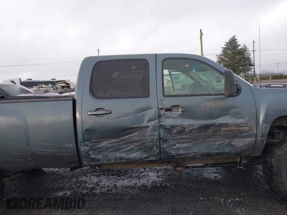 2010 Chevrolet Silverado 3500HD with VIN 1GC4K1B64AF108669, listed as a IAAI auction lot 41289721 with 206,448 mi miles and . Bid and sale history available at DreamBid. Image 6.