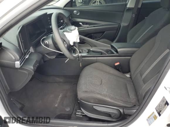 2024 Hyundai Elantra SE z VIN KMHLL4DG1RU640111, wystawiony jako Copart lot #81002785 z przebiegiem 18 911 mil mil oraz Szkoda całkowita • Salvage title. Historia ofert i sprzedaży dostępna na DreamBid. Obrazek 7.