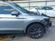 2023 Volkswagen Tiguan SE z VIN 3VV3B7AX0PM006918, wystawiony jako IAAI lot #43334061 z przebiegiem 56 645 mil mil oraz . Historia ofert i sprzedaży dostępna na DreamBid. Obrazek 19.