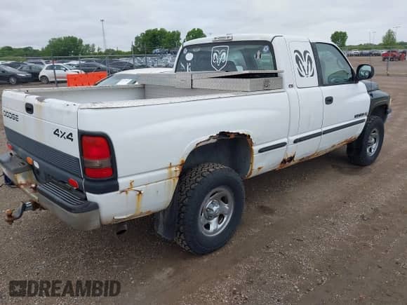 1999 Dodge 1500 z VIN 3B7HF13Y3XG222398, wystawiony jako IAAI lot #42314105 z przebiegiem 225 851 mil mil oraz . Historia ofert i sprzedaży dostępna na DreamBid. Obrazek 4.