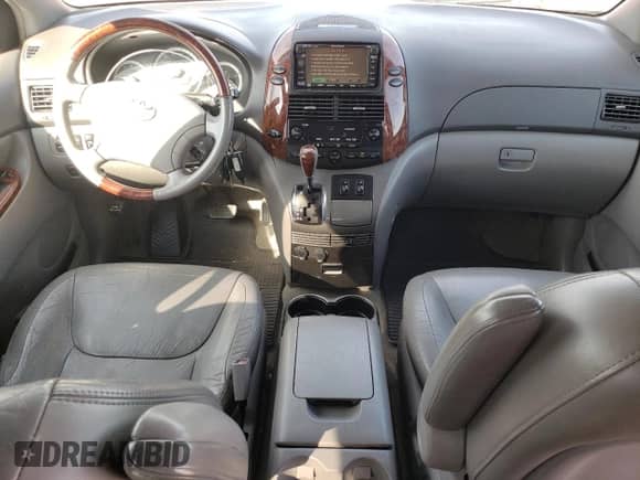 2004 Toyota Sienna XLE z VIN 5TDBA22C84S010562, wystawiony jako Copart lot #89595215 z przebiegiem 211 314 mil mil oraz Czysty tytuł • Clean title. Historia ofert i sprzedaży dostępna na DreamBid. Obrazek 8.