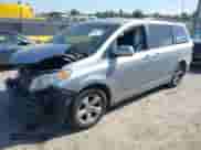 2015 Toyota Sienna LE AAS z VIN 5TDKK3DC3FS685643, wystawiony jako IAAI lot #43401772 z przebiegiem 203 402 mil mil oraz . Historia ofert i sprzedaży dostępna na DreamBid. Obrazek 2.