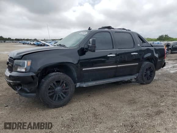 2013 Chevrolet Avalanche LTZ z VIN 3GNMCGE04DG350489, wystawiony jako Copart lot #82226825 z przebiegiem 198 732 mil mil oraz Szkoda całkowita • Salvage title. Historia ofert i sprzedaży dostępna na DreamBid. Obrazek 1.