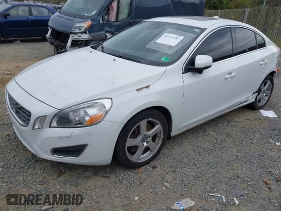 2013 Volvo S60 T5 с VIN YV1612FH8D2185936, выставлен на аукционе IAAI как лот 43211989 с пробегом 174 592 миль миль и . История ставок и продаж доступна на DreamBid. Изображение 2.