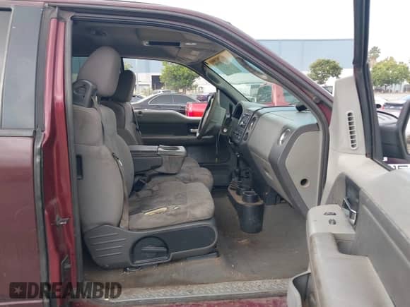 2006 Ford F-150 STX с VIN 1FTRX14W76NB51520, выставлен на аукционе IAAI как лот 43369158 с пробегом 258 452 миль миль и . История ставок и продаж доступна на DreamBid. Изображение 5.