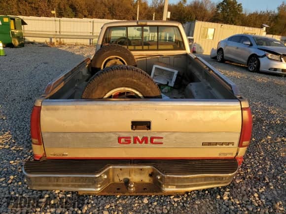 1989 GMC Sierra 1500 z VIN 1GTDC14K2KZ536277, wystawiony jako Copart lot #81375764 z przebiegiem 143 652 mil mil oraz Czysty tytuł • Clean title. Historia ofert i sprzedaży dostępna na DreamBid. Obrazek 6.
