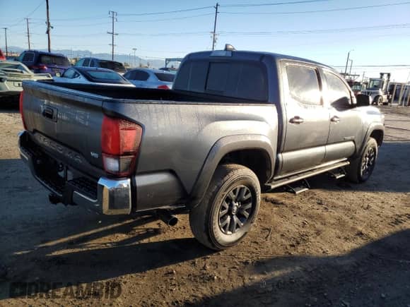 2023 Toyota Tacoma SR5 z VIN 3TMAZ5CN9PM214829, wystawiony jako Copart lot #87104895 z przebiegiem 10 509 mil mil oraz Szkoda całkowita • Salvage title. Historia ofert i sprzedaży dostępna na DreamBid. Obrazek 3.