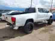 2018 Toyota Tacoma SR5 z VIN 3TMBZ5DN7JM014834, wystawiony jako IAAI lot #43321395 z przebiegiem 121 407 mil mil oraz . Historia ofert i sprzedaży dostępna na DreamBid. Obrazek 4.