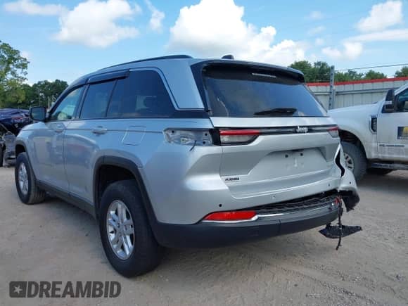 2024 Jeep Grand Cherokee Altitude z VIN 1C4RJGAG9R8604282, wystawiony jako IAAI lot #42606117 z przebiegiem 8 728 mil mil oraz . Historia ofert i sprzedaży dostępna na DreamBid. Obrazek 3.