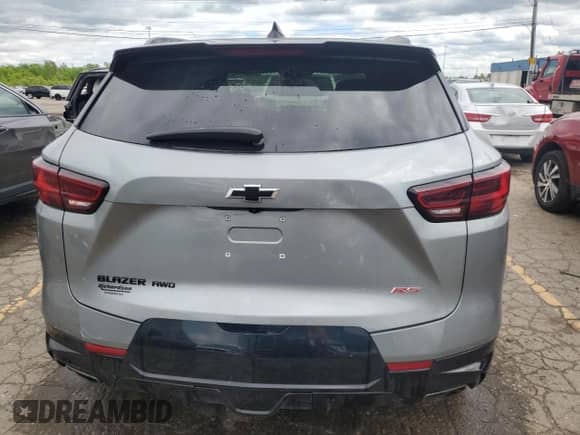 2023 Chevrolet Blazer RS z VIN 3GNKBKRSXPS205452, wystawiony jako Copart lot #57642175 z przebiegiem 49 944 mil mil oraz Szkoda całkowita • Salvage title. Historia ofert i sprzedaży dostępna na DreamBid. Obrazek 6.