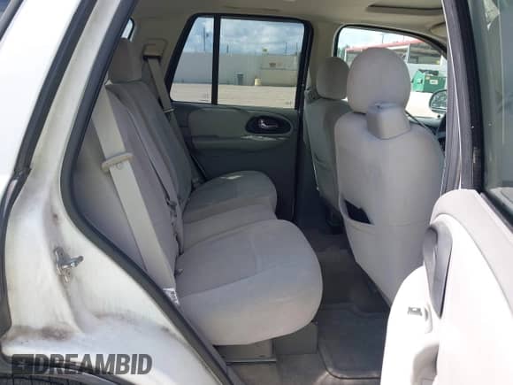 2007 Chevrolet TrailBlazer LT z VIN 1GNDS13S172263845, wystawiony jako IAAI lot #42994618 z przebiegiem 160 565 mil mil oraz . Historia ofert i sprzedaży dostępna na DreamBid. Obrazek 8.