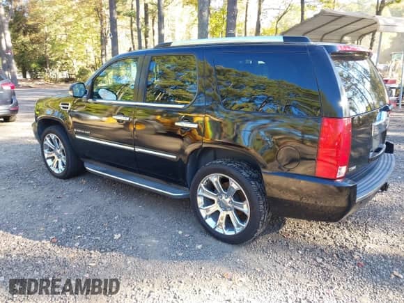 2009 Cadillac Escalade z VIN 1GYFK23299R124820, wystawiony jako IAAI lot #43530671 z przebiegiem 194 096 mil mil oraz . Historia ofert i sprzedaży dostępna na DreamBid. Obrazek 3.