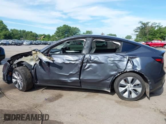 2023 Tesla Model Y Long Range z VIN 7SAYGAEE8PF880355, wystawiony jako IAAI lot #42635761 z przebiegiem 57 442 mil mil oraz . Historia ofert i sprzedaży dostępna na DreamBid. Obrazek 14.