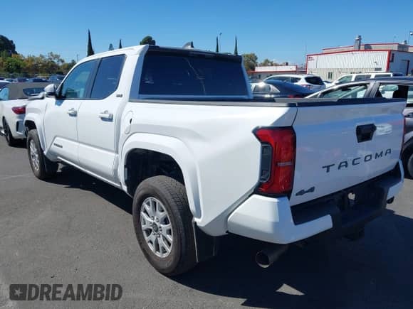 2024 Toyota Tacoma TRD Off Road с VIN 3TMLB5JN5RM057125, выставлен на аукционе IAAI как лот 43274488 с пробегом 22 542 миль миль и . История ставок и продаж доступна на DreamBid. Изображение 3.