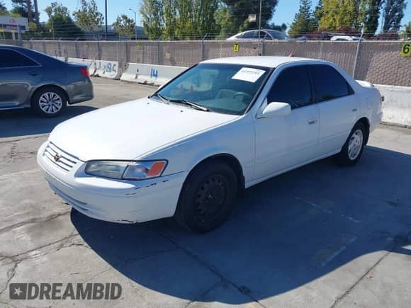 1998 Toyota Camry LE z VIN JT2BF28K2W0118948, wystawiony jako IAAI lot #43395211 z przebiegiem 146 144 mil mil oraz . Historia ofert i sprzedaży dostępna na DreamBid. Obrazek 2.