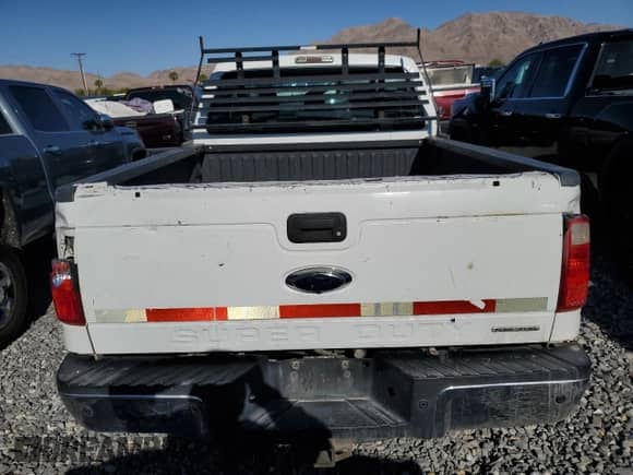 2013 Ford F-250 XL z VIN 1FT7X2A64DEA52619, wystawiony jako Copart lot #56963475 z przebiegiem 187 519 mil mil oraz Czysty tytuł • Clean title. Historia ofert i sprzedaży dostępna na DreamBid. Obrazek 6.