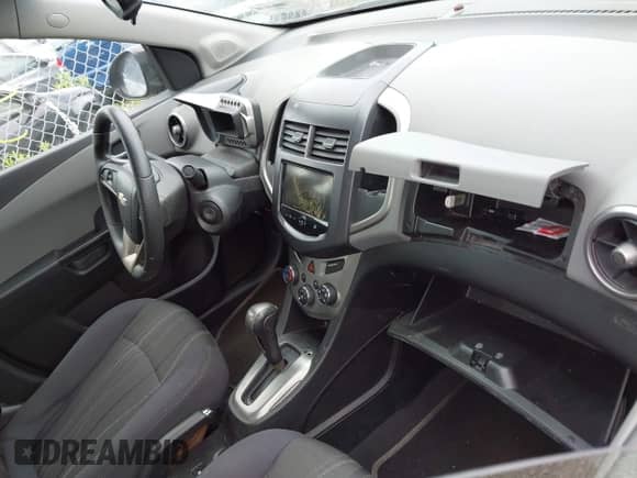 2013 Chevrolet Sonic LT с VIN 1G1JC5SG8D4190608, выставлен на аукционе IAAI как лот 42785234 с пробегом Не указан миль и . История ставок и продаж доступна на DreamBid. Изображение 5.