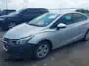 2018 Chevrolet Cruze LS z VIN 1G1BC5SM0J7140578, wystawiony jako IAAI lot #42994459 z przebiegiem 84 860 mil mil oraz . Historia ofert i sprzedaży dostępna na DreamBid. Obrazek 2.