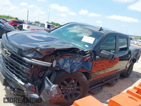 2022 Chevrolet Silverado 1500 RST z VIN 1GCUDEET6NZ610302, wystawiony jako IAAI lot #42176569 z przebiegiem 113 137 mil mil oraz . Historia ofert i sprzedaży dostępna na DreamBid. Obrazek 2.