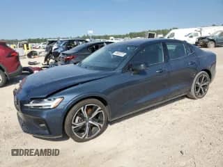 2024 Volvo S60 Plus Dark Theme z VIN 7JRL12FL6RG306746, wystawiony jako Copart lot #85922575 z przebiegiem 27 161 mil mil oraz Szkoda całkowita • Salvage title. Historia ofert i sprzedaży dostępna na DreamBid. Obrazek 1.