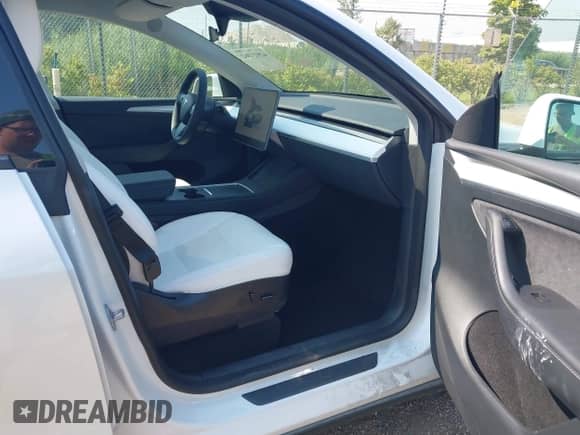 2023 Tesla Model Y Long Range с VIN 7SAYGAEE5PF708297, выставлен на аукционе IAAI как лот 42927362 с пробегом 27 230 миль миль и . История ставок и продаж доступна на DreamBid. Изображение 5.